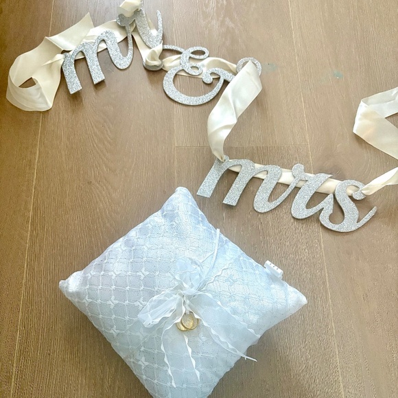 Ring Pillow and Mr & Mrs Signs - Picture 1 of 5